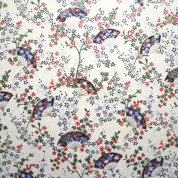 Japanpapier Chiyogami "Fächer (Ōgi) und zarte Blüten. Blau, Rot, Grün, Weiß und Gold auf Creme."