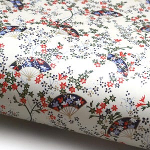 Papel japonés Chiyogami "Abanicos (Ōgi) y delicadas flores. Azul, rojo, verde, blanco y dorado sobre crema".