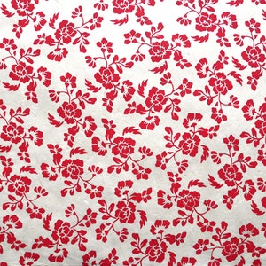 Papier Lokta "Rose Vines". Rouge naturel/laqué. Papier Népal fait main, imprimé.