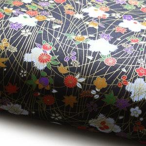 Japans papier Chiyogami "Bloemen en bladeren. Oker, rood, groen, violet, wit en goud op zwart." Yuzen