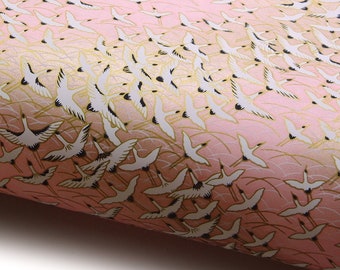 Japanpapier Chiyogami "Kraniche überm Meer. Weiß und Gold auf Pink." Yuzen