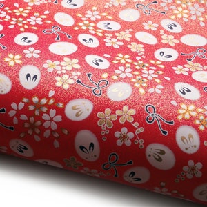 Papier japonais Chiyogami « Usagi et Sakura - lapins, fleurs de cerisier et nœuds. Blanc, noir et or sur rouge. » Yuzen