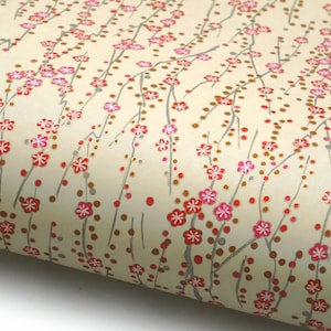 Carta giapponese Chiyogami "Fiori di prugna. Rosso e rosa su bianco crema."