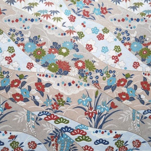 Papel japonés Chiyogami "Paisaje floreciente. Azul, rojo, verde, azul claro, blanco y dorado sobre beige claro. " Yuzen