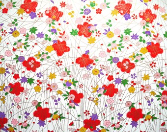 Japanpapier Chiyogami "Blüten und Blätter. Rot, Ocker, Grün, Violett und Gold auf Weiß." Yuzen