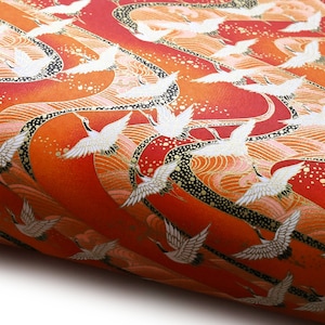 Papier japonais Chiyogami « Migration de grues sur un paysage avec des ruisseaux. Blanc, or, orange, rouge, rose et noir. » Yuzen
