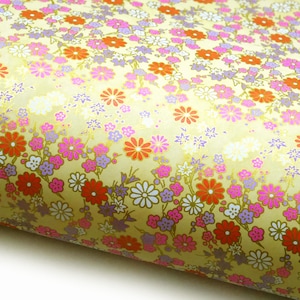 Carta giapponese Chiyogami "Kiku, Ume e Momiji - crisantemo, prugna e acero. Arancione, rosa, viola, bianco e oro su giallo." Lo yuz