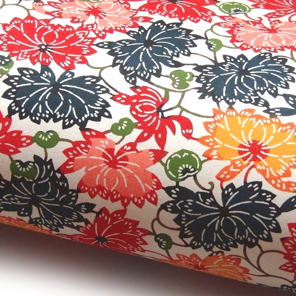 Japanpapier Katazome shi "Chrysanthemen. Rot, Pink, Orange, Blau und Grün auf Naturweiß."