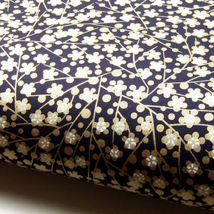 Papier japonais Chiyogami « Fleurs de prunier sur fond bleu nuit » moderne