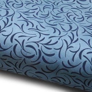 Lokta-papier "Delicate ranken". Middelblauw/donkerblauw. Handgemaakt Nepalees papier, bedrukt.