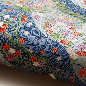 Japanpapier Chiyogami "Wind und Wellen in Blühender Landschaft. Rot, Violett, Grün und Weiß auf Petrol und Silber. " Yuzen