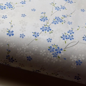 Japanpapier Chiyogami "Weiße und blaue Kirschblüten auf Silber"