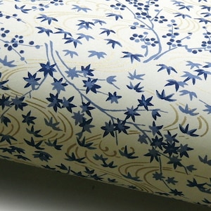 Papier japonais Chiyogami "Lotus, érable et buissons fleuris. Bleu et or sur ivoire"