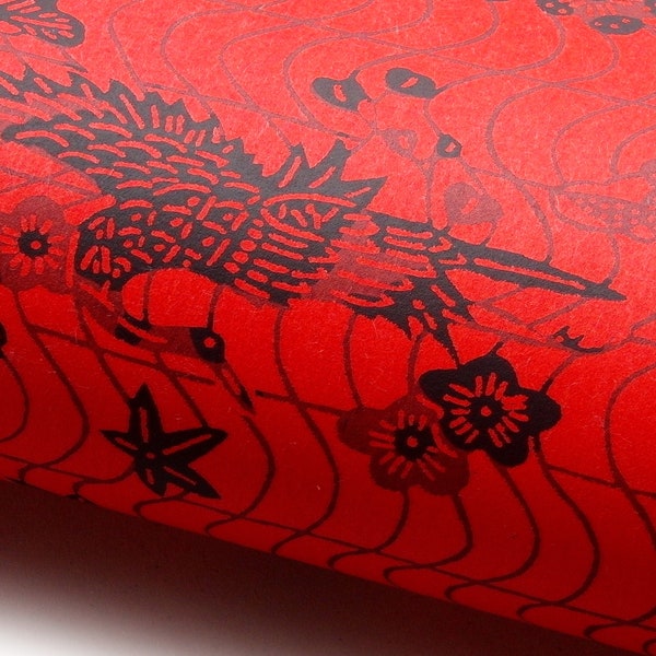 Japanpapier Katazome shi "Kraniche, Pflaumenblüten, Kiefern und Ahorn. Schwarz auf Rot."