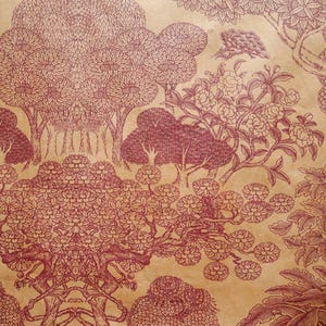 Könnte beinhalten: Detaillierte Illustration einer Waldszene in Burgunderrot auf beigem Hintergrund. Das Design zeigt verschiedene Bäume, Blumen und Blätter, die ein symmetrisches und komplexes Muster bilden. Das Kunstwerk hat eine Vintage-Ästhetik, handgezeichnet.