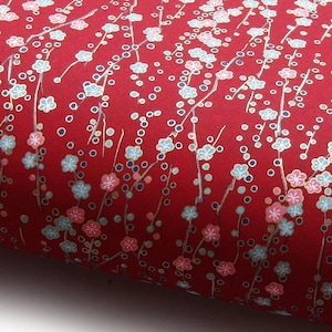 Papier japonais Chiyogami "Fleurs de prunier. Bleu clair et rose sur rouge foncé."