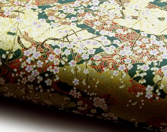 Japanpapier Chiyogami "Flussaue mit Pflaumenblüten und Wolken. Weiß und Gold auf Grün."