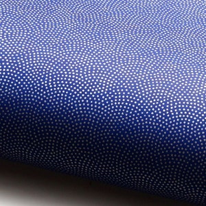 Papier japonais Chiyogami « Samekomon - peau de requin. Points argentés sur bleu. »