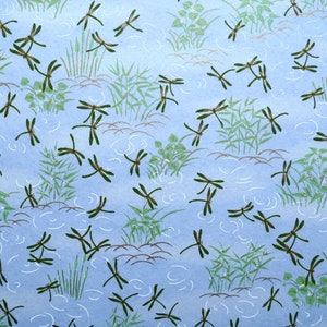 Japans papier Chiyogami "Libellen boven de vijver. Groen, zwart, wit en goud op lichtblauw." Yuzen