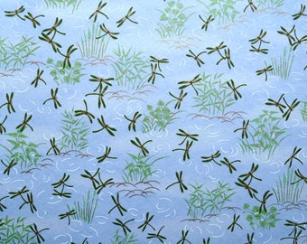 Japanpapier Chiyogami "Libellen über dem Teich. Grün, Schwarz, Weiß und Gold auf Hellblau." Yuzen