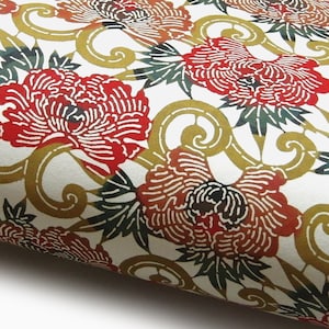 Papier japonais Katazome shi « Botan Karakusa - Pivoines grimpantes. Rouge, ocre brun et vert sur blanc naturel. »