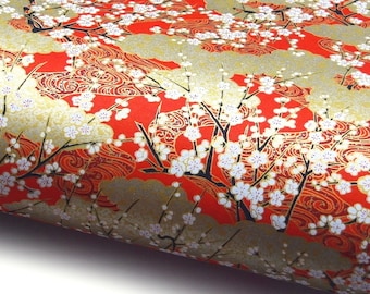 Japanpapier Chiyogami "Flussaue mit Pflaumenblüten und Wolken. Weiß und Gold auf Rot." Yuzen