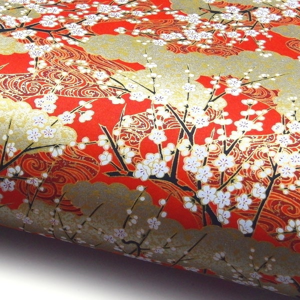 Japanpapier Chiyogami "Flussaue mit Pflaumenblüten und Wolken. Weiß und Gold auf Rot." Yuzen
