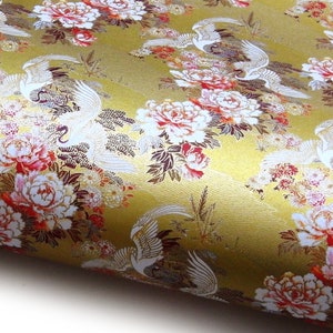 Carta giapponese Chiyogami "Gru e peonie danzanti. Rosso, marrone, bianco e oro su oro." Yuzen