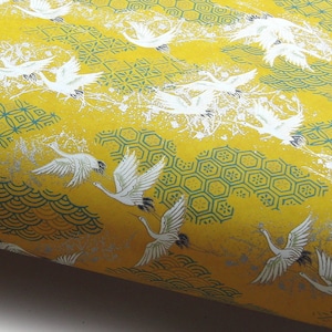 Papier japonais Chiyogami « Vol de grue sur des motifs mixtes. Blanc, turquoise et argent sur jaune. » Yuzen