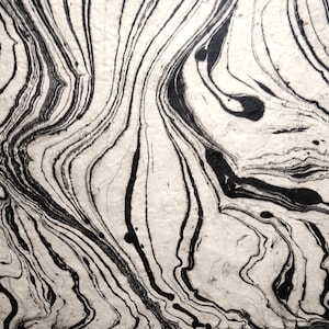 Può includere: Opera d'arte astratta con effetto marmorizzato. Il design presenta linee e forme nere fluenti su uno sfondo bianco, creando un motivo dinamico. L'opera d'arte ha un aspetto strutturato.