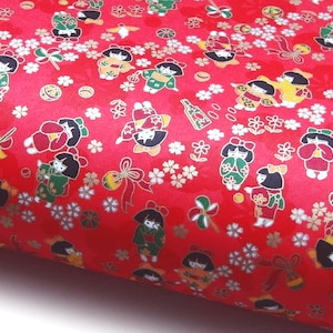 Papier japonais Chiyogami "Fille kimono avec fleurs de cerisier, boules temari et hanetsuki sur rose." Yuzen