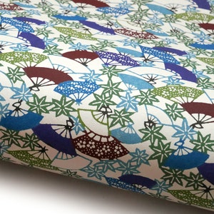 Papier japonais Katazome shi "Éventail et feuilles d'érable". Bleu, vert et brun rougeâtre sur blanc naturel