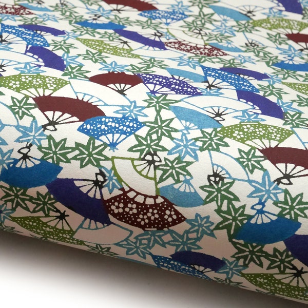 Japanpapier Katazome shi "Fächer und Ahornblätter." Blau, Grün und Rotbraun auf Naturweiß