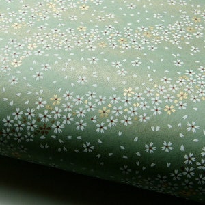 Carta giapponese Chiyogami "Fiori di ciliegio in fiore. Bianco e oro su verde menta."