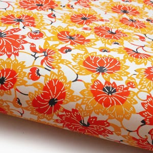 Papel japonés Katazome shi "Crisantemos. Amarillo y naranja sobre natural".