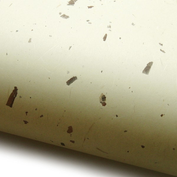 Papier japonais Mingei Chiri. Kozo (papier de mûrier) de couleur crème avec inclusions d'écorce. 93x63cm