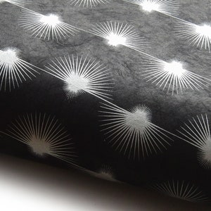 Loktapapier "Sonnenstrahlen". Schwarz/Silber. Handgeschöpftes Nepal-Papier, bedruckt.