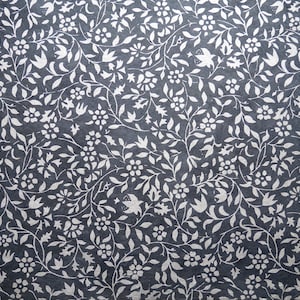 Loktapapier "Clematis". Nachtblau/Silber. Handgeschöpftes Nepal-Papier, bedruckt.
