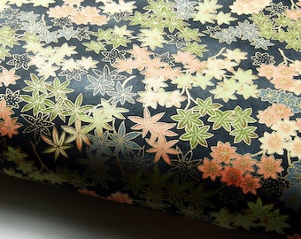 Japanpapier Chiyogami "Ahornblätter und Blüten in Pfirsich und Hellgrün"