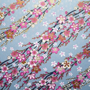 Carta giapponese Chiyogami "Rami di ciliegio nel ruscello. Rosa, bianco e oro su azzurro."