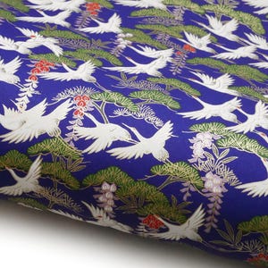 Japans papier Chiyogami "Kranen, Japanse den en blauwe regen op blauw." Yuzen
