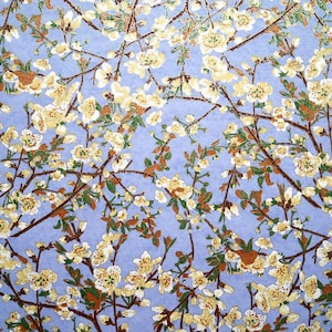 Può includere: Un motivo in tessuto con uno sfondo azzurro coperto da una fitta disposizione di fiori di ciliegio bianchi e giallo pallido su sottili rami marroni con piccole foglie verdi sparse in tutto il disegno floreale.