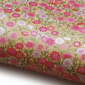 Carta giapponese Chiyogami "Cosmea. Rosa e bianco su arancione chiaro".