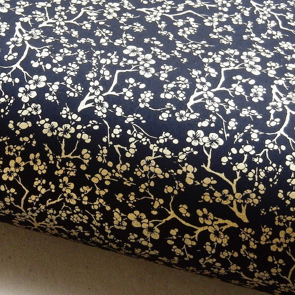 Papier japonais Chiyogami « Branches de prunier en fleurs. Or sur noir. » Yuzen