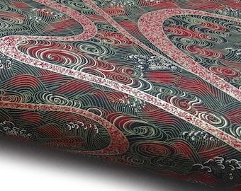Könnte beinhalten: Nahaufnahme eines Stoffes mit einem sich wiederholenden Wellenmuster in Dunkelgrün, Rot und Gold. Das Design zeigt wirbelnde Linien und einen zentralen, sich windenden Streifen mit einem strukturierten, hellfarbigen Rand. Der Stoff hat einen leichten Glanz.