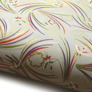 Papier japonais Chiyogami « Tsuru et Yukiwa - Grues dans la neige. Rouge, vert, violet, blanc et or sur crème. » Yuzen