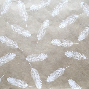 Papier Lokta "plumes". Gris clair/blanc. Papier Népal fait main, imprimé.