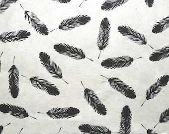 Loktapapier "Federn". Natur/Schwarz. Handgeschöpftes Nepal-Papier, bedruckt.