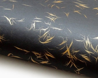 Japanpapier Tairei. Schwarz mit goldenen Fasereinschlüssen. 54 x 80cm