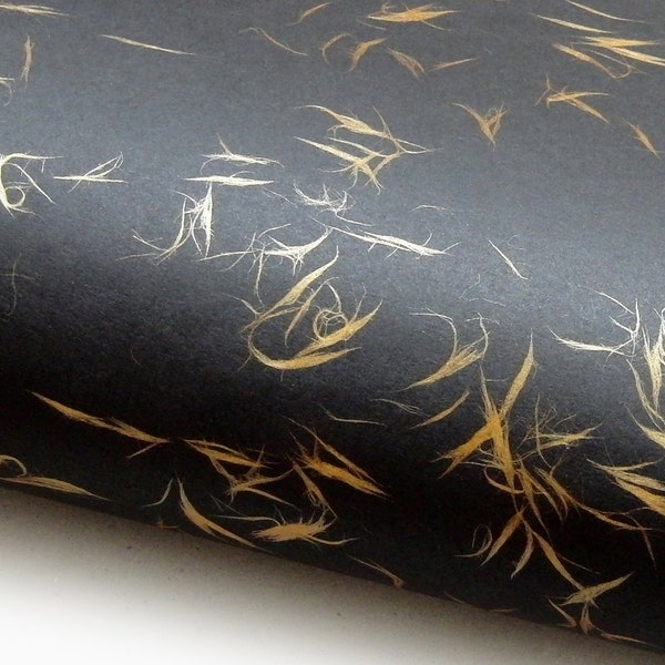 Japanpapier Tairei. Schwarz mit goldenen Fasereinschlüssen. 54 x 80cm